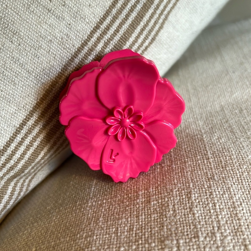 NWOT Larroudé Hibiscus Claw Hair Clip in Hot Pink